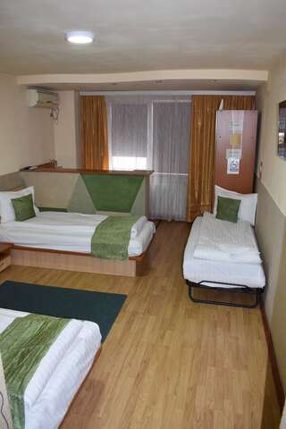 Отель Hotel Zimbru Клуж-Напока Трехместный номер-10