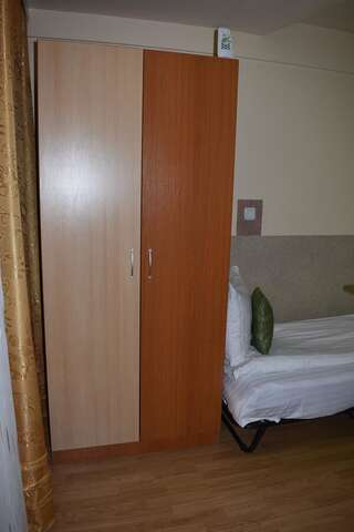 Отель Hotel Zimbru Клуж-Напока Трехместный номер-4