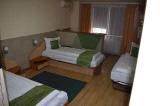 Отель Hotel Zimbru Клуж-Напока Трехместный номер-8
